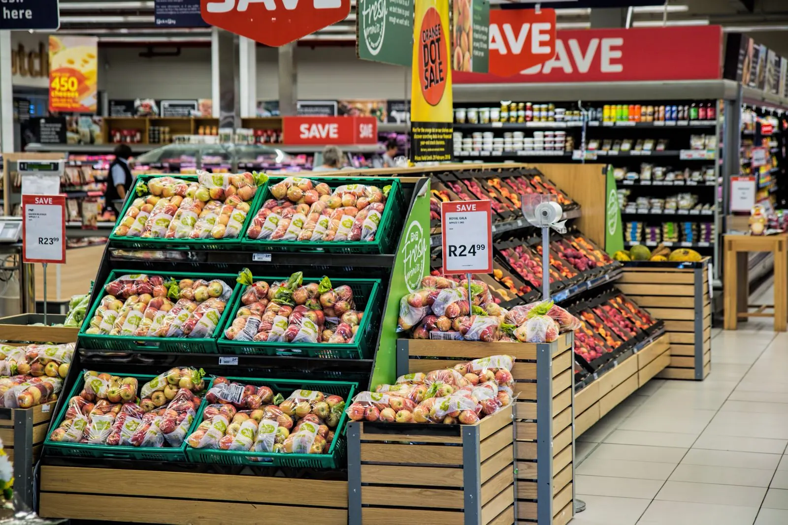 Prateleiras de supermercado abastecidas