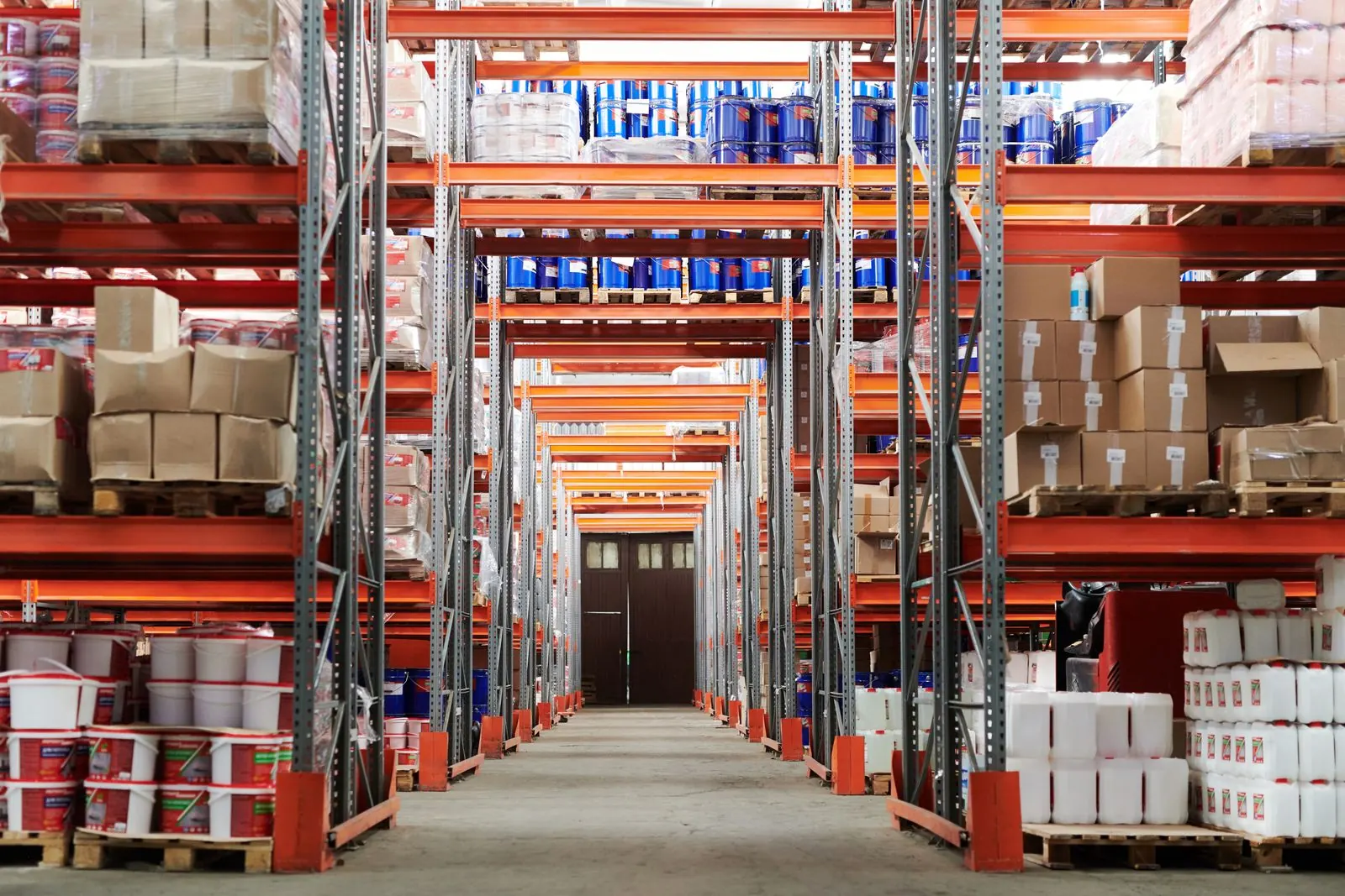 Caixas empilhadas em centro de distribuição